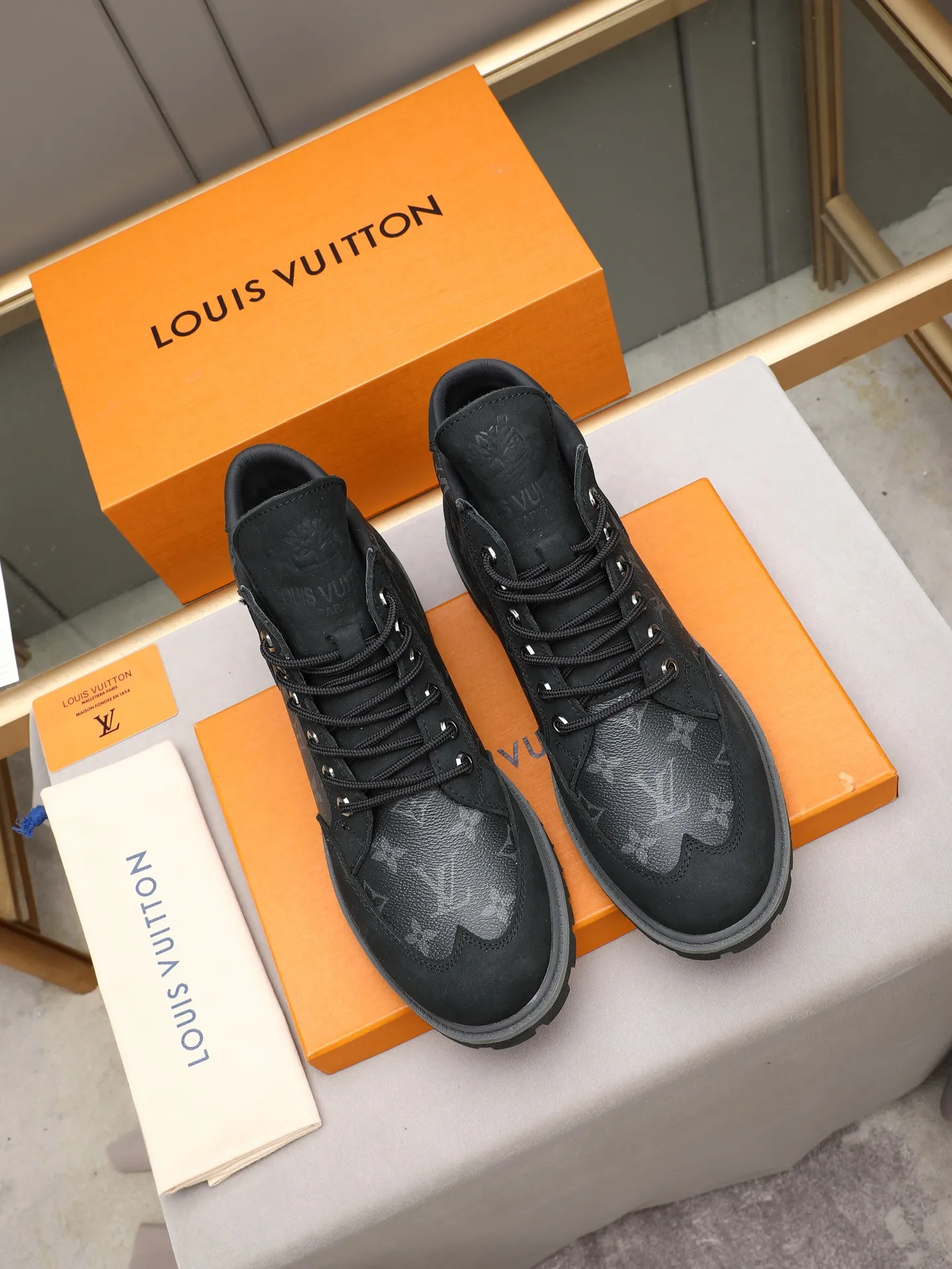 PP460 LOUIS VUITTON ss25 LV donkey brand new thick-soled lace-up big-toe shoes men's casual shoes high-top short boots. These boots are crafted from top-grain calf leather for a lightweight and comfortable fit. The thick EVA outsole is embellished with eye-catching ridges, and the trendy attitude of being both strong and soft makes it an everyday choice. ✔Upper: imported first-layer cowhide ✔Inner lining: sheep lining ✔Outsole: original molded outsole Size: 38-44 (45 customized)